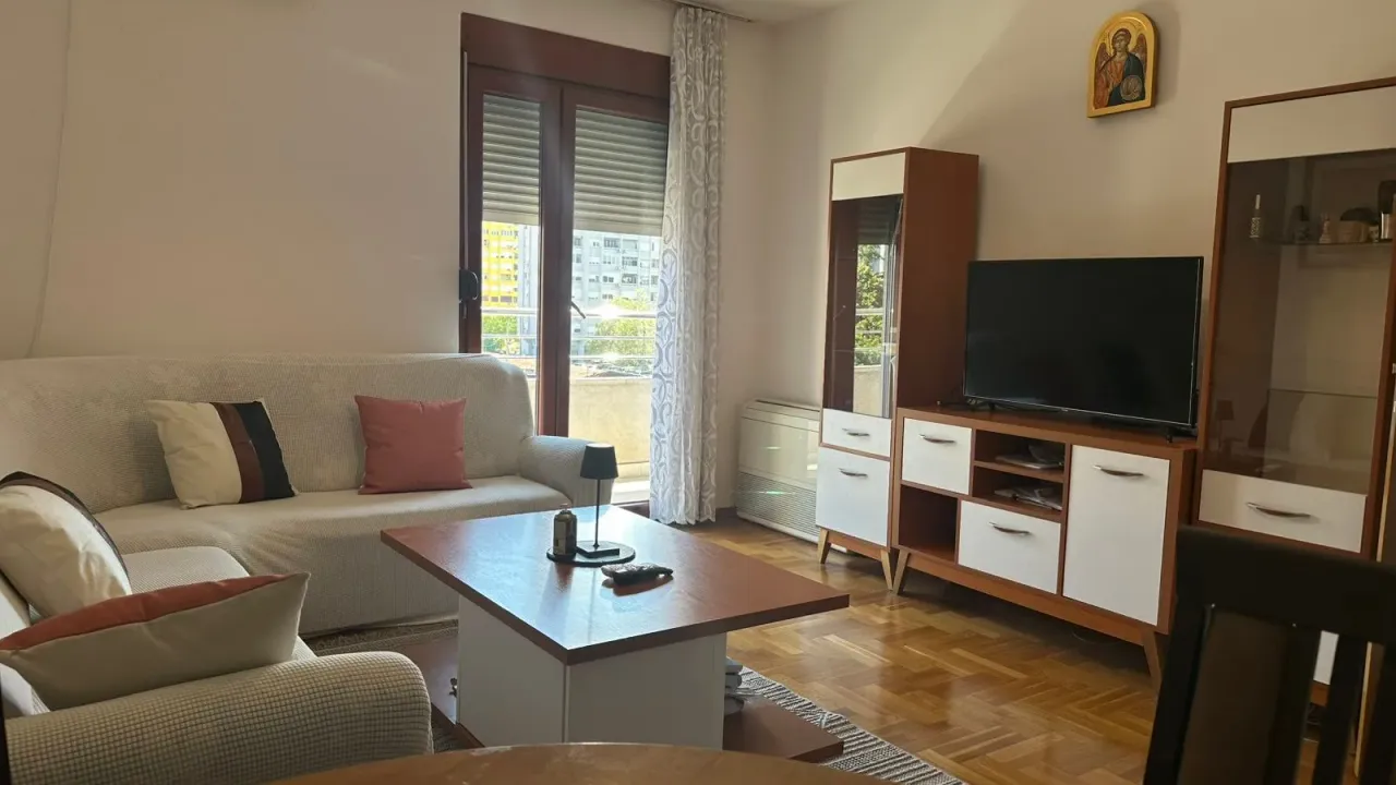 Izdavanje, jednosoban stan, 50m², Pobrežje, Podgorica