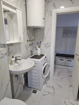 Moderne opremljeno kupatilo sa umivaonikom i veš mašinom. - image 10