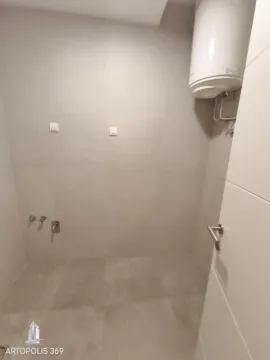Kupatilo sa pločicama i ugrađenim bojlerom. - image 19