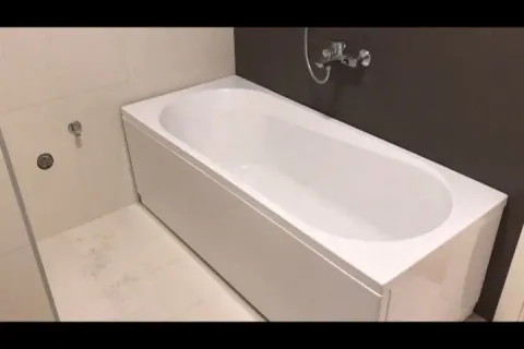 Moderna bijela kada u kupatilu sa tamnim pločicama. - image 8