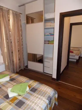 Spavaća soba sa ugradnim ormarom i pogledom na susjednu sobu. - image 10