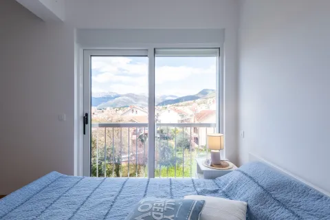 Svijetla spavaća soba sa bračnim krevetom i izlazom na terasu sa pogledom na grad. - image 7