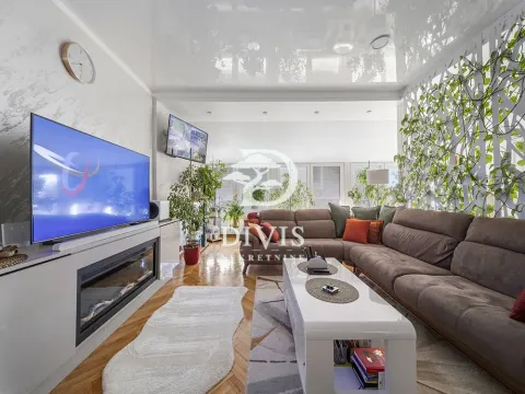 Udobna dnevna soba sa velikom ugaonom garniturom, televizorom i kaminom. - image 13