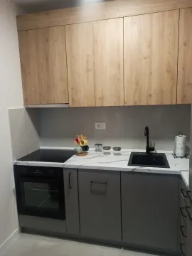 Moderna kuhinja sa drvenim i sivim elementima. - image 10