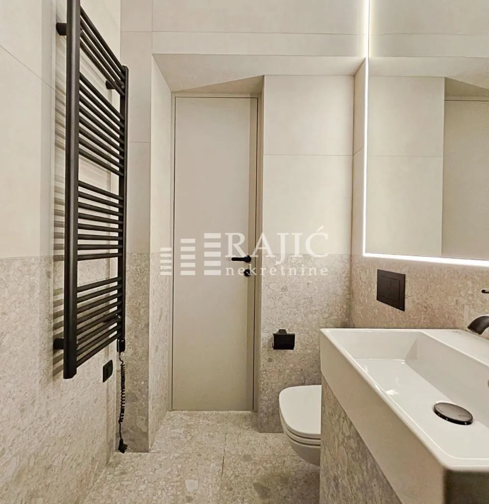 Modernly equipped bathroom with a washbasin and toilet.