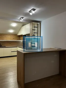 Moderna kuhinja sa ugradnim elementima i šankom. - image 7