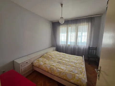 Spavaća soba sa bračnim krevetom, prozorom i zavesama. - image 7