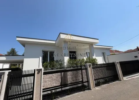 Pogled na prednju fasadu i dvorište moderne kuće sa ogradom. - image 18