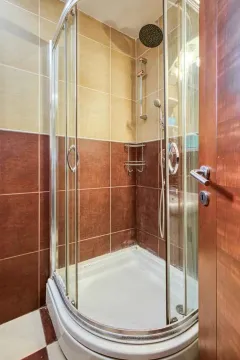Moderne kupatilo sa tuš kabinom i keramičkim pločicama. - image 13