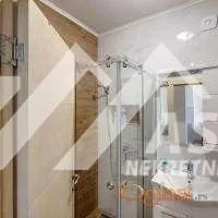 Moderno opremljeno kupatilo sa tuš kabinom i ogledalom. - image 7
