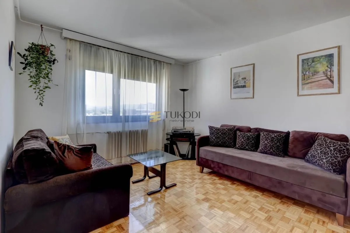 Living room with seating furniture, a coffee table, and a window.