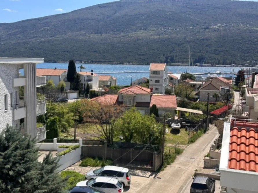 Izdavanje, dvosoban stan, 62m², Đenovići, Herceg Novi