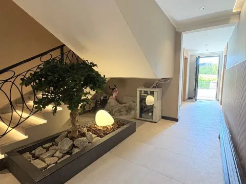 Prodaja, trosoban stan, 96m², Tivat, Crna Gora - image 1