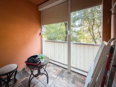 Natkriveni balkon sa stočićem, stolicom i pogledom na zelenilo. - image 12