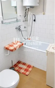 Manje kupatilo sa kadom, wc šoljom i bojlerom na zidu. - image 7