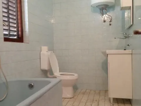 Izdavanje, trosoban stan, 70m², Kalimanj, Tivat - image 7