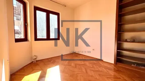 Prazna soba sa parketom na podu i ugrađenim drvenim police. - image 4