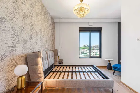 Svijetla spavaća soba sa modernim ramom za krevet i dekorativnim tapetama. - image 5