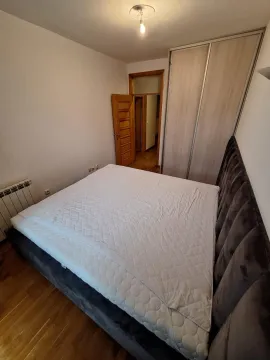 Nameštena spavaća soba sa bračnim krevetom i ugradnim ormanom. - image 11