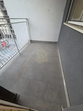 Nenamesteni balkon sa podnim pločicama i metalnom ogradom. - image 9