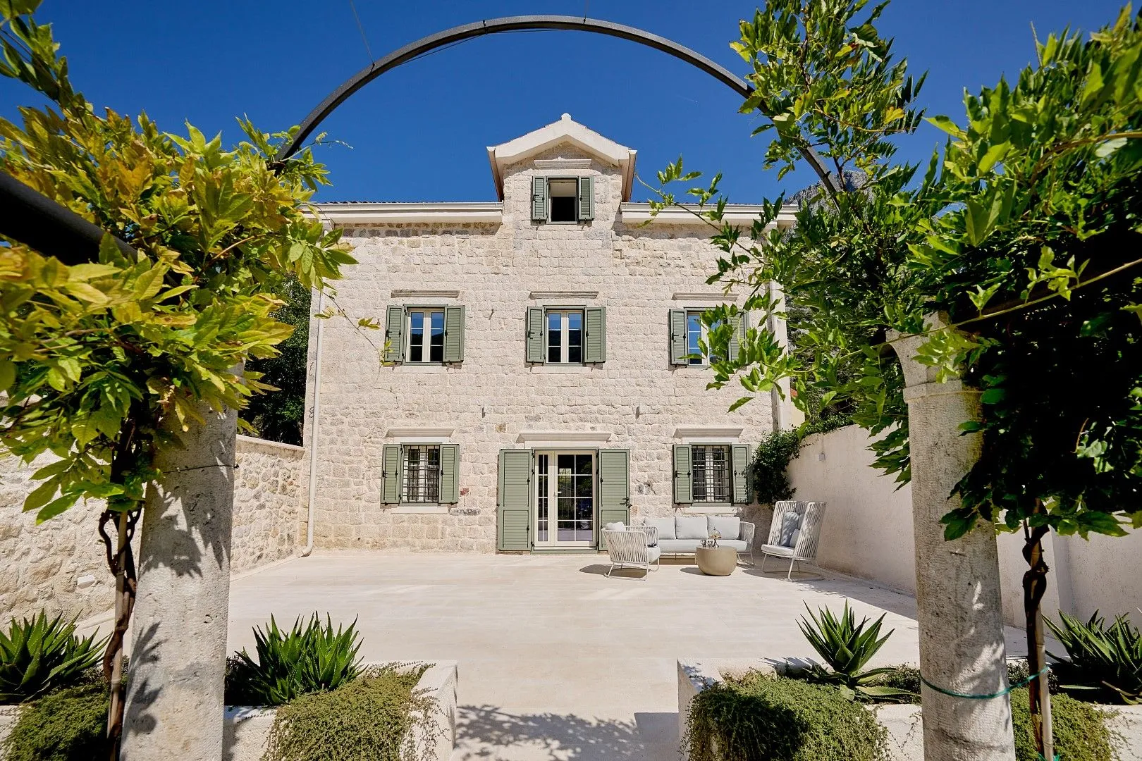 Rent, house, 200m², Dobrota, Kotor