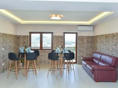 Rent, house, 300m², Radanovići, Kotor - image 2