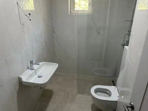 Novoopremljeno kupatilo sa umivaonikom, WC šoljom i tuš kabinom. - image 12
