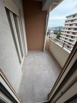 Prostrana popločana terasa sa pogledom na grad. - image 15