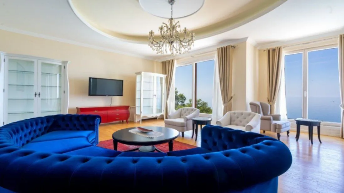 Izdavanje, četvorosoban stan, 500m², Reževići, Budva