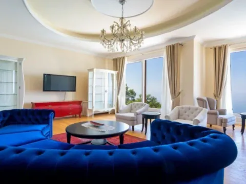 Izdavanje, četvorosoban stan, 500m², Reževići, Budva