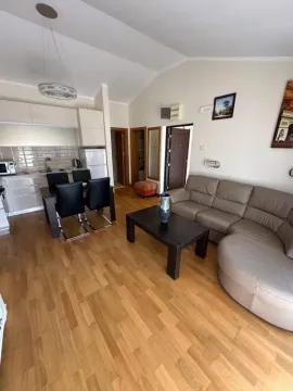 Dnevni boravak sa garniturom i trpezarijom povezanom sa kuhinjom. - image 9