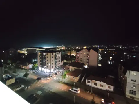 Noćni pogled sa terase na gradske ulice i zgrade. - image 13