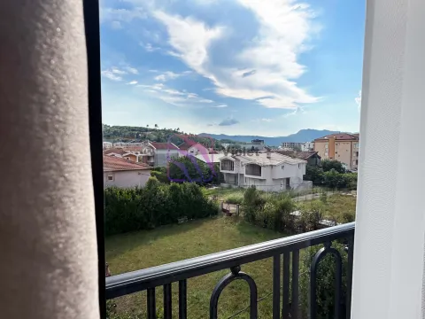 Pogled sa terase na naselje i okolne planine. - image 10