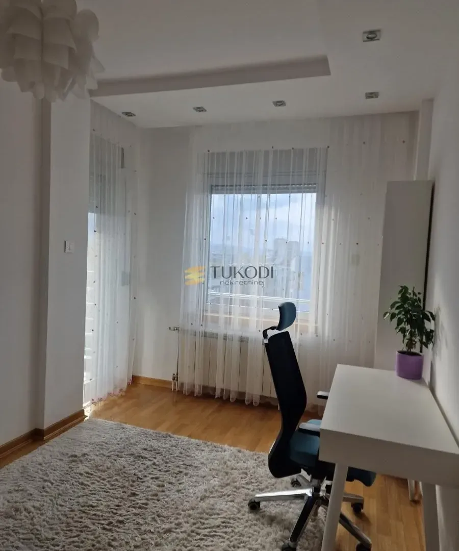 Izdavanje, trosoban stan, 105m², Centar, Novi Sad