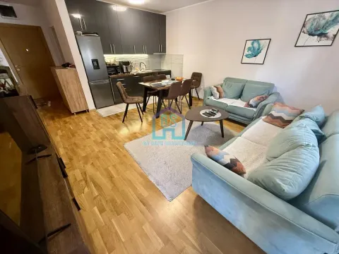 Dnevna soba sa garniturom, trpezarijom i kuhinjom u pozadini. - image 4