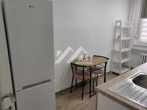Manja kuhinja sa belim frižiderom, trpezarijskim stolom i policama. - image 5