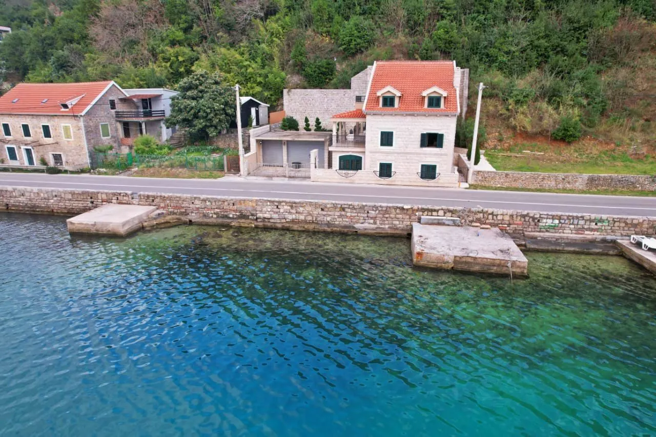 Prodaja, kuća, 211m², Donja Lastva, Tivat