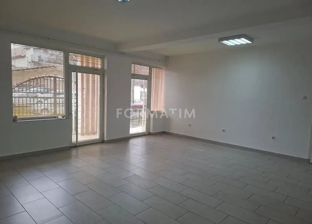 Izdavanje, poslovni prostor, 90m², Mali Mokri Lug, Zvezdara Sve Podlokacije