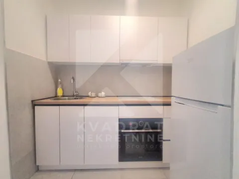Moderna bijela kuhinja sa sudoperom, ugradnim elementima i frižiderom. - image 6