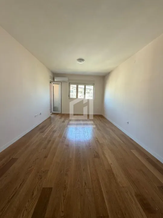 Izdavanje, jednosoban stan, 49m², Central Point, Podgorica