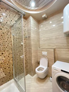 Savremeno opremljeno kupatilo sa tuš kabinom i veš mašinom. - image 14