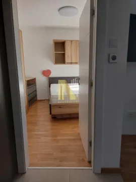 Pogled iz hodnika na nameštenu spavaću sobu. - image 7