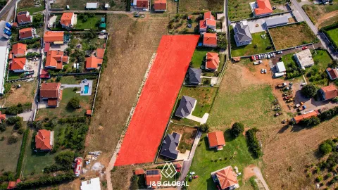 Pogled iz vazduha na građevinsku parcelu sa označenom granicom. - image 7