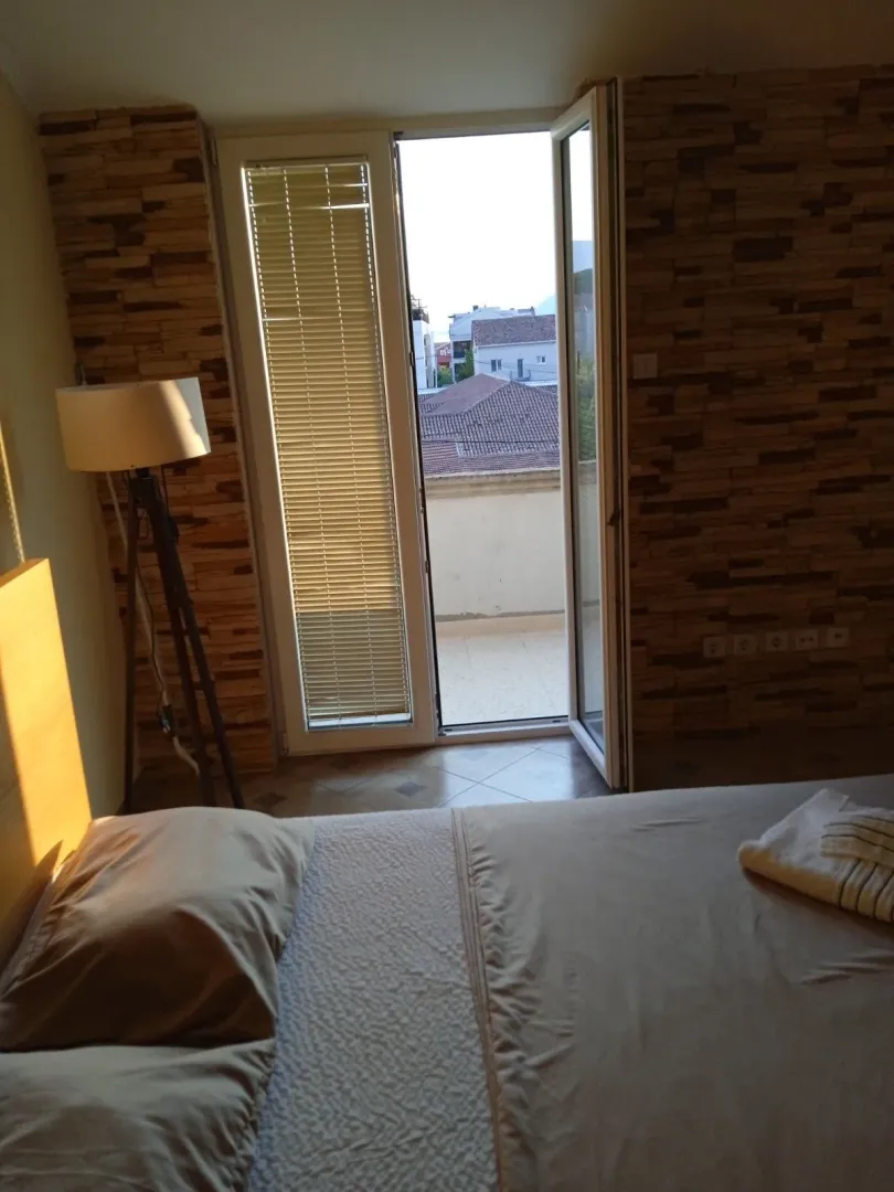 Bedroom with a double bed and access to the terrace.