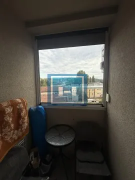 Manji zatvoreni balkoni sa stolom, stolicama i pogledom na okolinu. - image 7