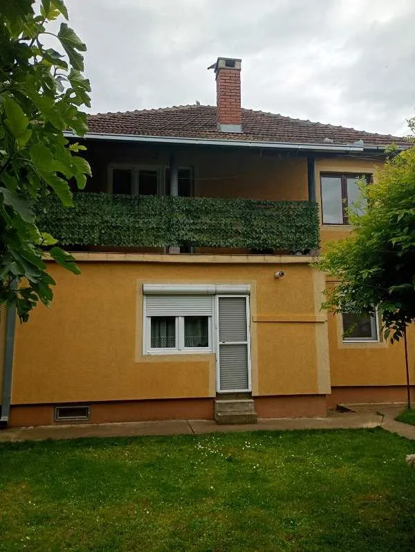 Prodaja, kuća, 225m², Surčin (mesto), Surčin