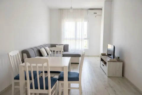 Rent, two bedroom apartment, 46m², Budva, Crna Gora - image 2