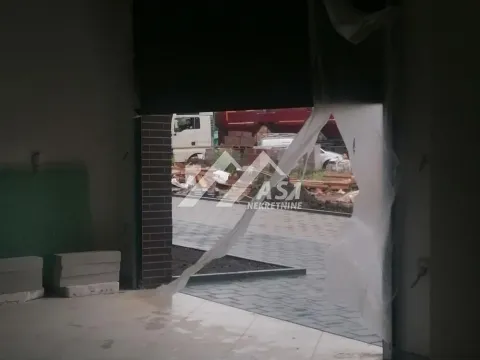 Izdavanje, poslovni prostor, 413m², Centar, Inđija - image 2