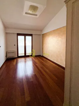 Prazna soba sa drvenim podom i izlazom na terasu. - image 6
