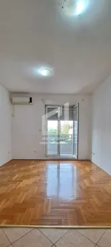 Prazna soba sa parketom i izlazom na terasu. - image 5